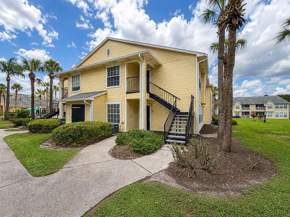 For Sale: $170,000 (2 beds, 2 baths, 829 Square Feet)