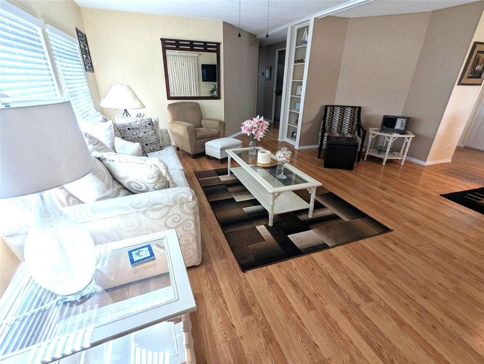 На продажу: $169,900 (2 спален, 2 ванн, 1008 Квадратных фут)