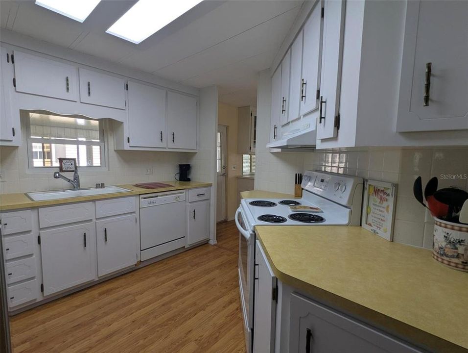 На продажу: $169,900 (2 спален, 2 ванн, 1008 Квадратных фут)