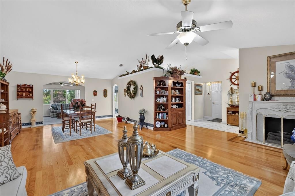 На продажу: $375,000 (3 спален, 2 ванн, 2301 Квадратных фут)