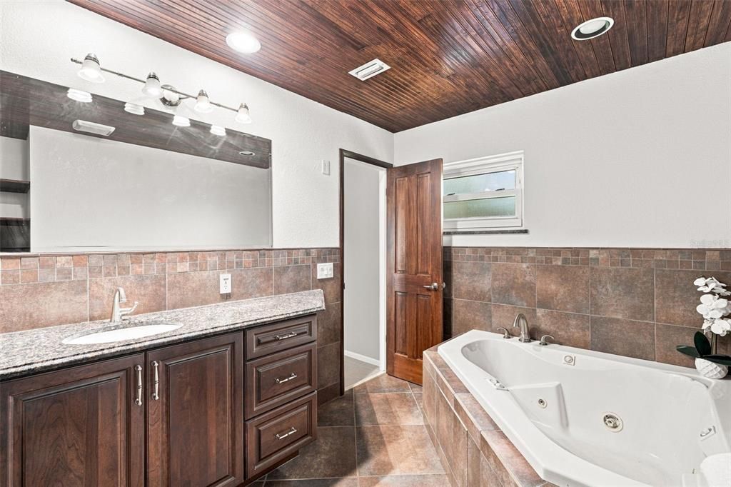 For Sale: $389,000 (2 beds, 2 baths, 1659 Square Feet)