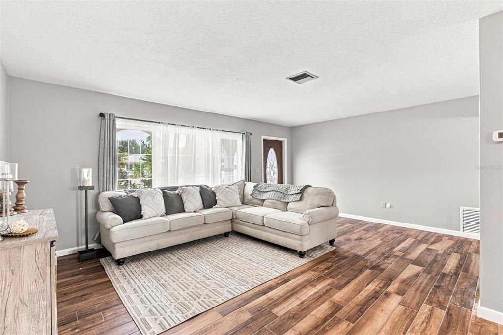 For Sale: $389,000 (2 beds, 2 baths, 1659 Square Feet)