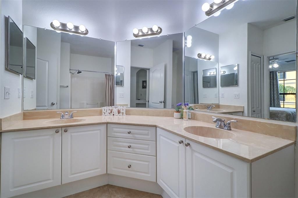 For Rent: $2,400 (2 beds, 2 baths, 1198 Square Feet)