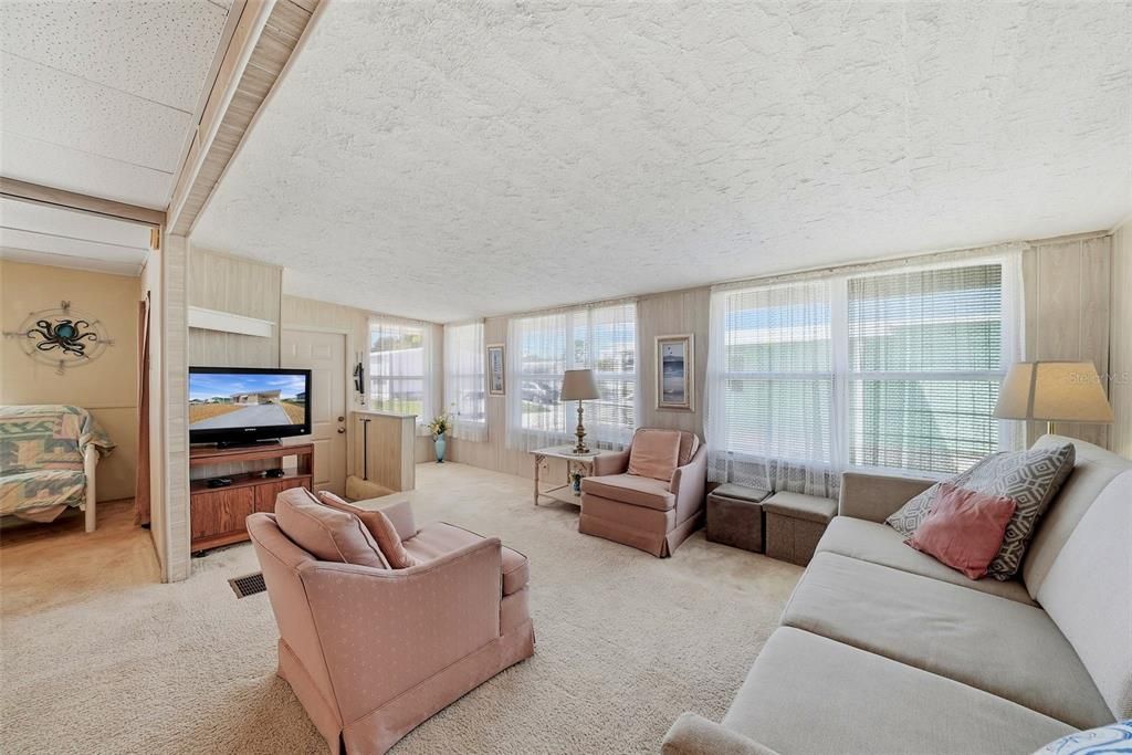 For Sale: $84,900 (2 beds, 1 baths, 528 Square Feet)