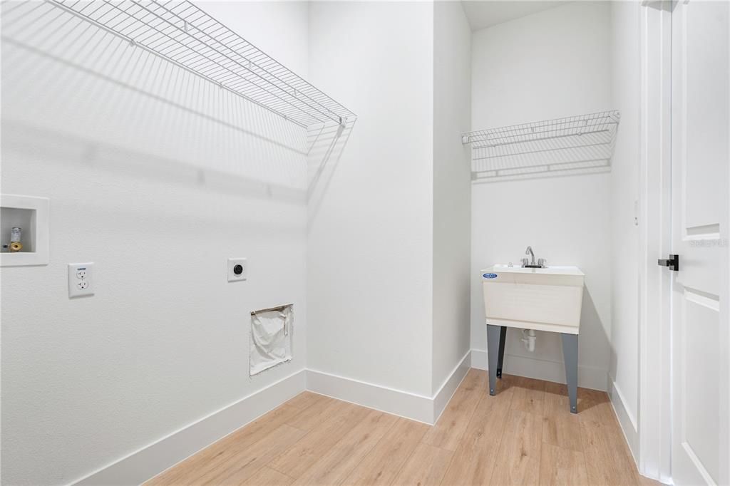 На продажу: $415,000 (4 спален, 2 ванн, 1665 Квадратных фут)