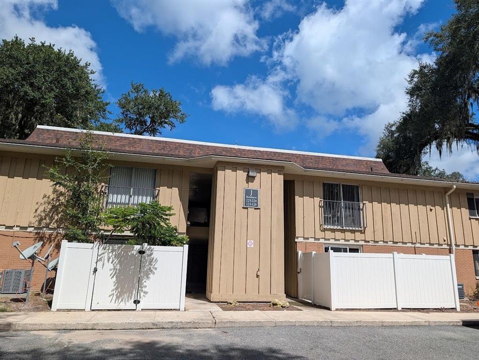For Rent: $1,150 (1 beds, 1 baths, 630 Square Feet)
