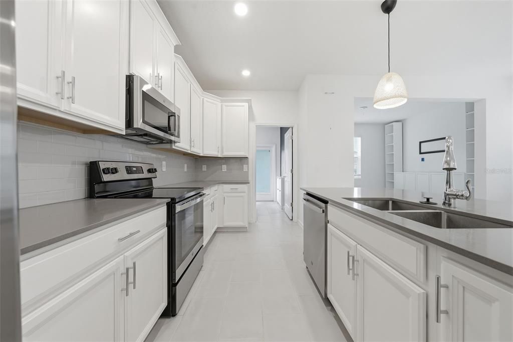 For Rent: $2,350 (3 beds, 2 baths, 1930 Square Feet)