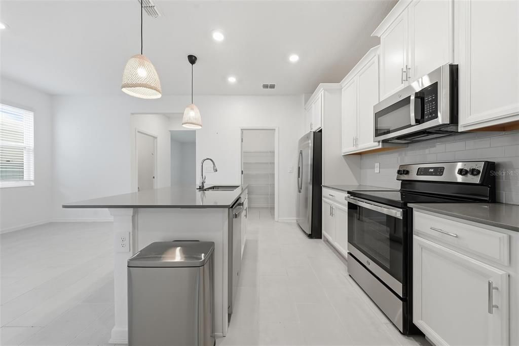 For Rent: $2,350 (3 beds, 2 baths, 1930 Square Feet)