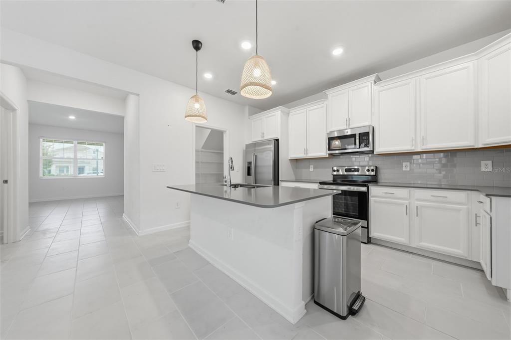 For Rent: $2,350 (3 beds, 2 baths, 1930 Square Feet)