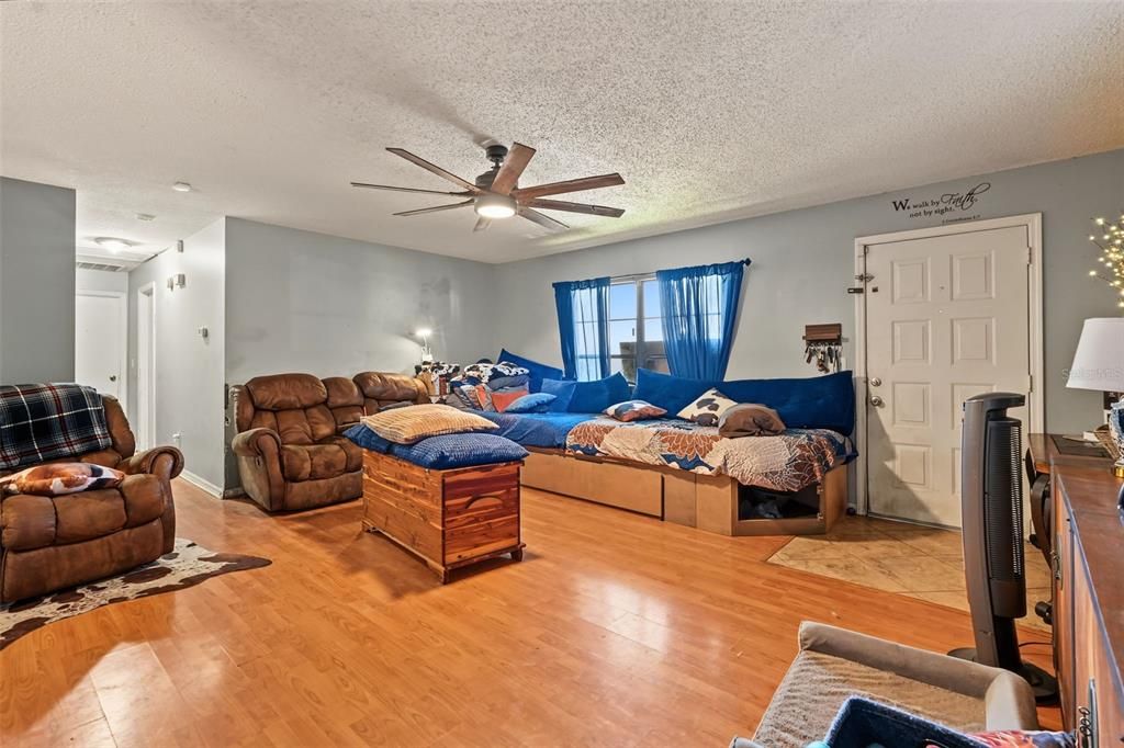 Activo con contrato: $254,900 (3 camas, 2 baños, 1252 Pies cuadrados)