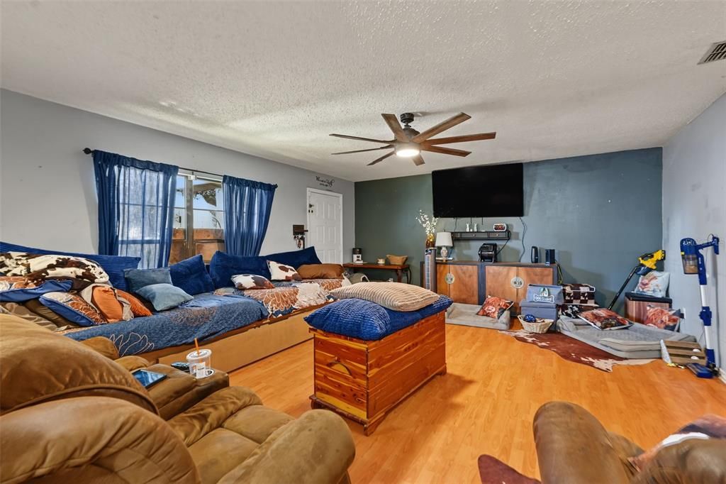 Activo con contrato: $254,900 (3 camas, 2 baños, 1252 Pies cuadrados)