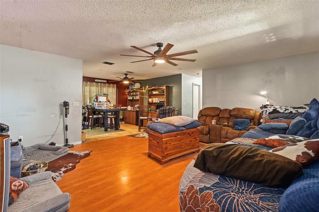 Activo con contrato: $254,900 (3 camas, 2 baños, 1252 Pies cuadrados)