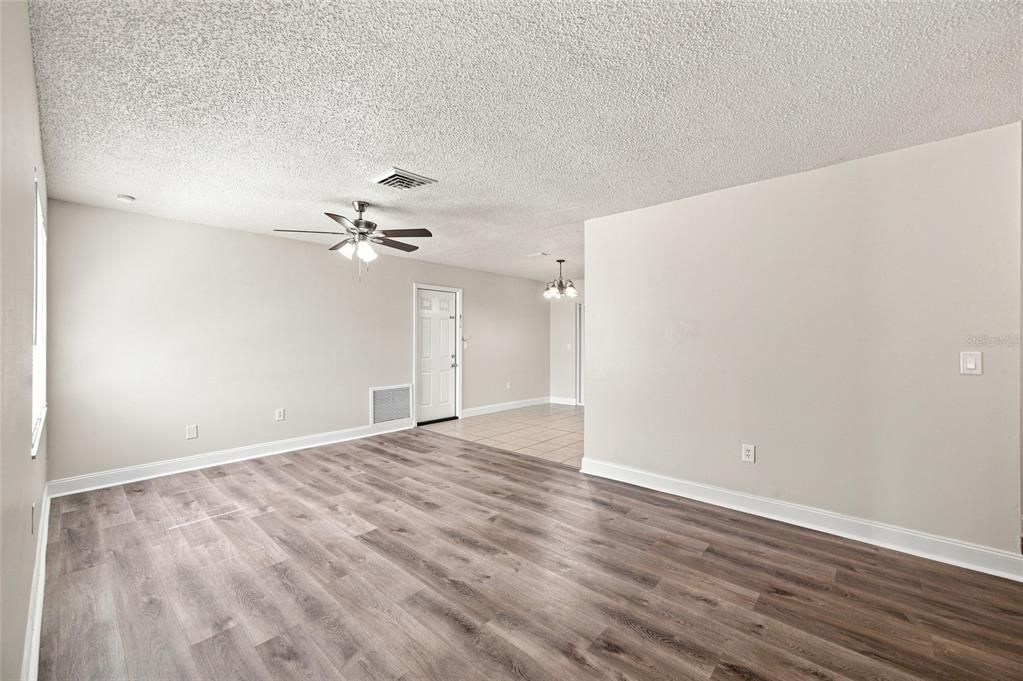For Sale: $269,900 (2 beds, 2 baths, 1303 Square Feet)