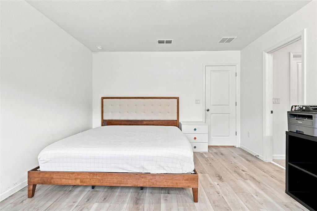 For Rent: $2,400 (3 beds, 2 baths, 1559 Square Feet)