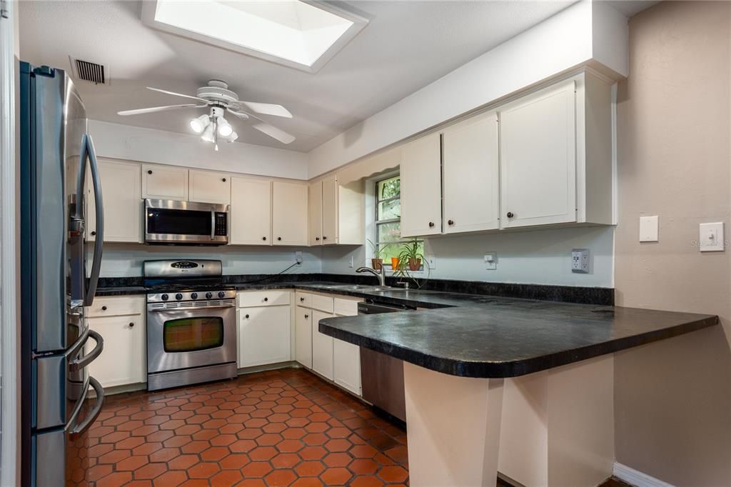 En Venta: $349,000 (4 camas, 2 baños, 2280 Pies cuadrados)