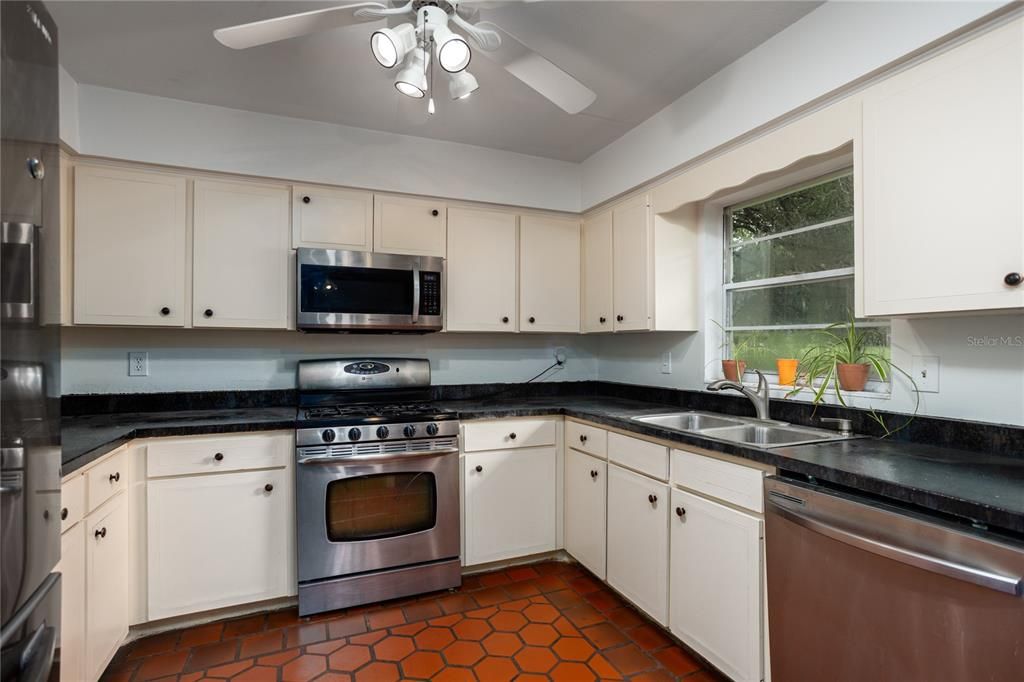 En Venta: $349,000 (4 camas, 2 baños, 2280 Pies cuadrados)