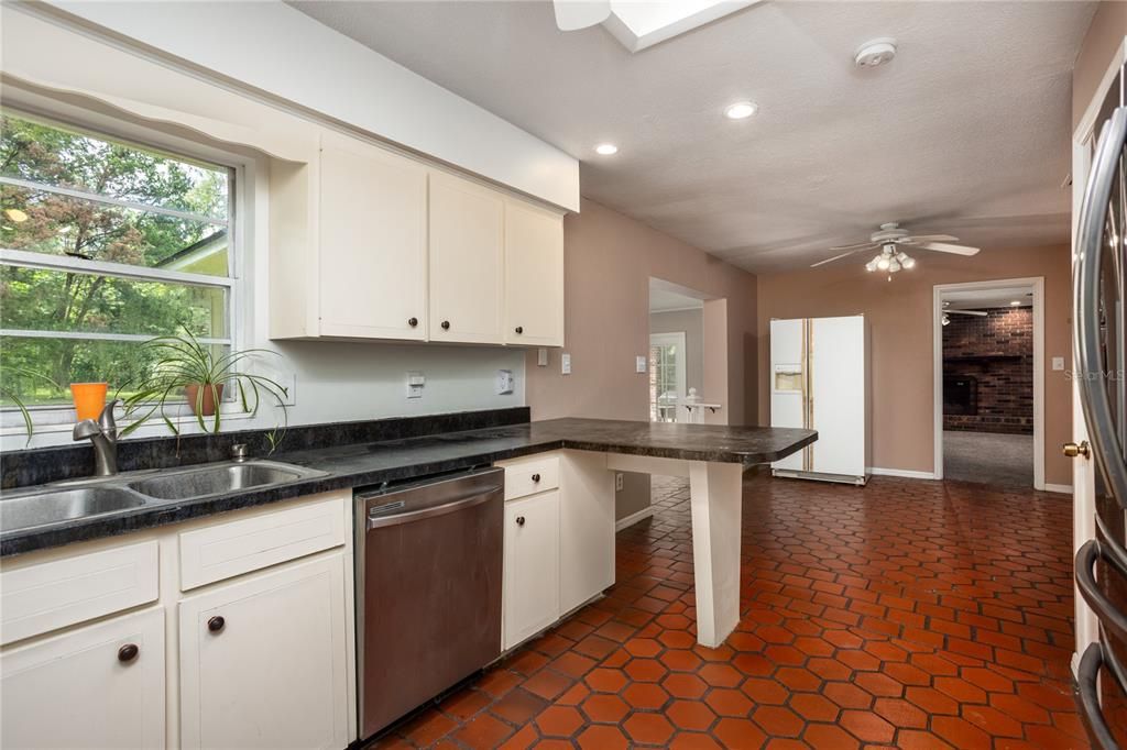 En Venta: $349,000 (4 camas, 2 baños, 2280 Pies cuadrados)