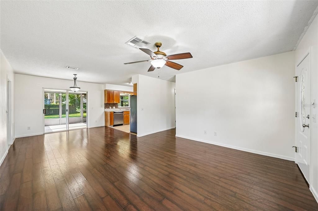 En Venta: $245,000 (3 camas, 2 baños, 1118 Pies cuadrados)