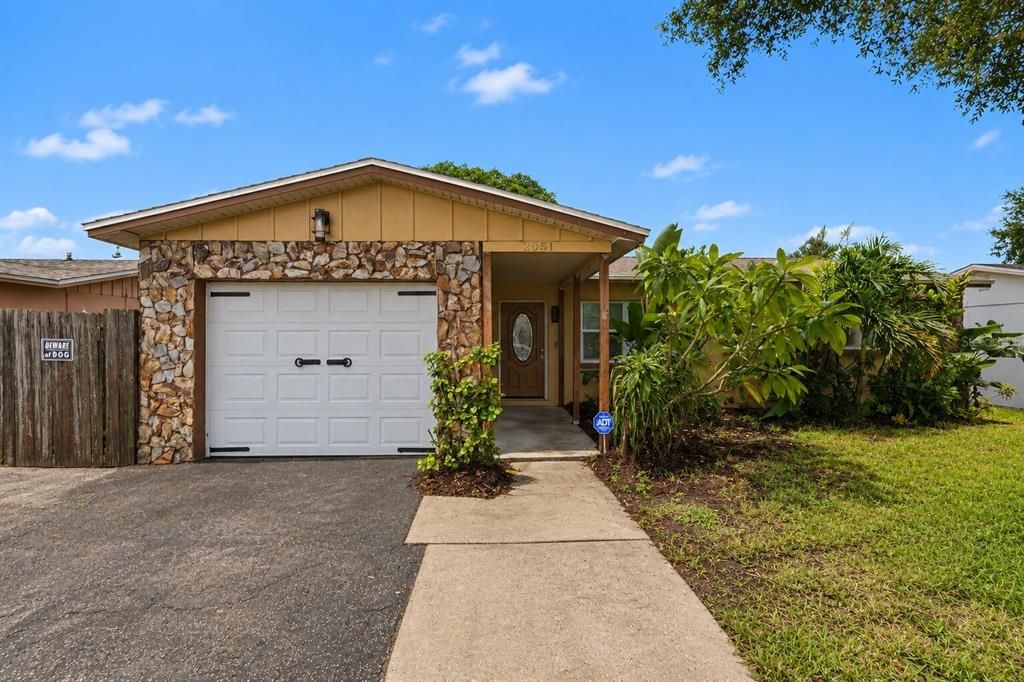 For Sale: $310,000 (3 beds, 1 baths, 980 Square Feet)