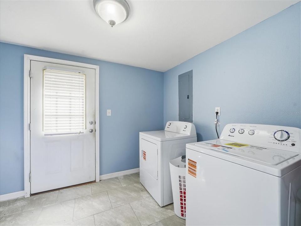 For Sale: $325,000 (4 beds, 1 baths, 1216 Square Feet)