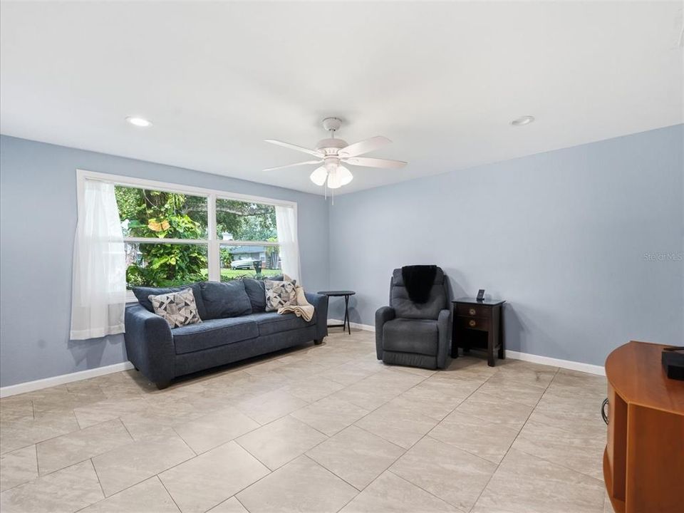 For Sale: $325,000 (4 beds, 1 baths, 1216 Square Feet)