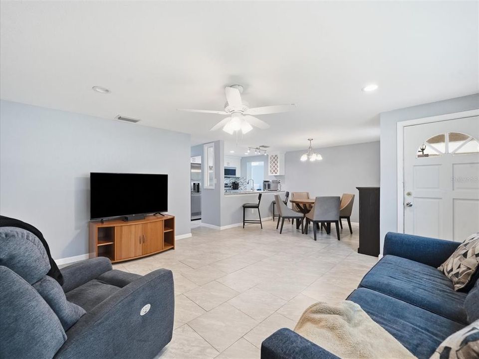 For Sale: $325,000 (4 beds, 1 baths, 1216 Square Feet)