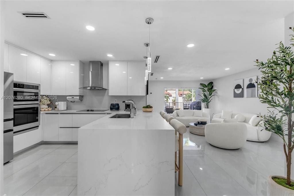 For Sale: $390,000 (2 beds, 2 baths, 970 Square Feet)