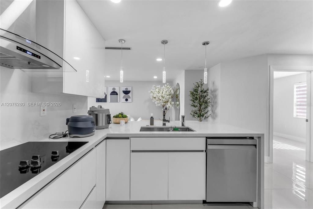 For Sale: $390,000 (2 beds, 2 baths, 970 Square Feet)