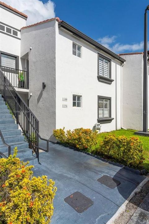 For Sale: $390,000 (2 beds, 2 baths, 970 Square Feet)