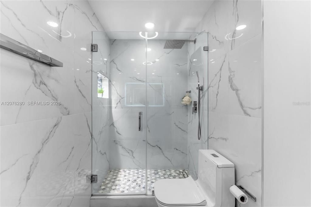 For Sale: $390,000 (2 beds, 2 baths, 970 Square Feet)