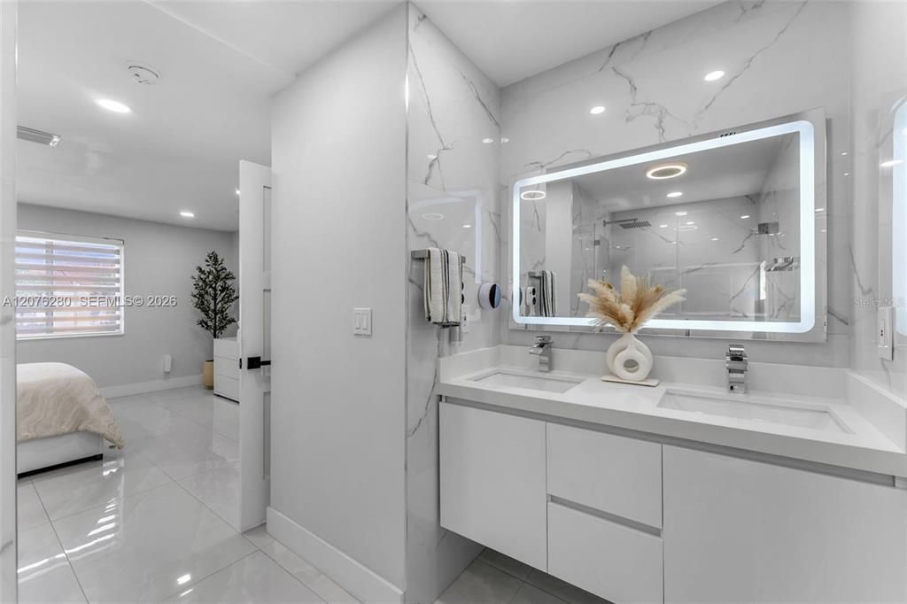 For Sale: $390,000 (2 beds, 2 baths, 970 Square Feet)