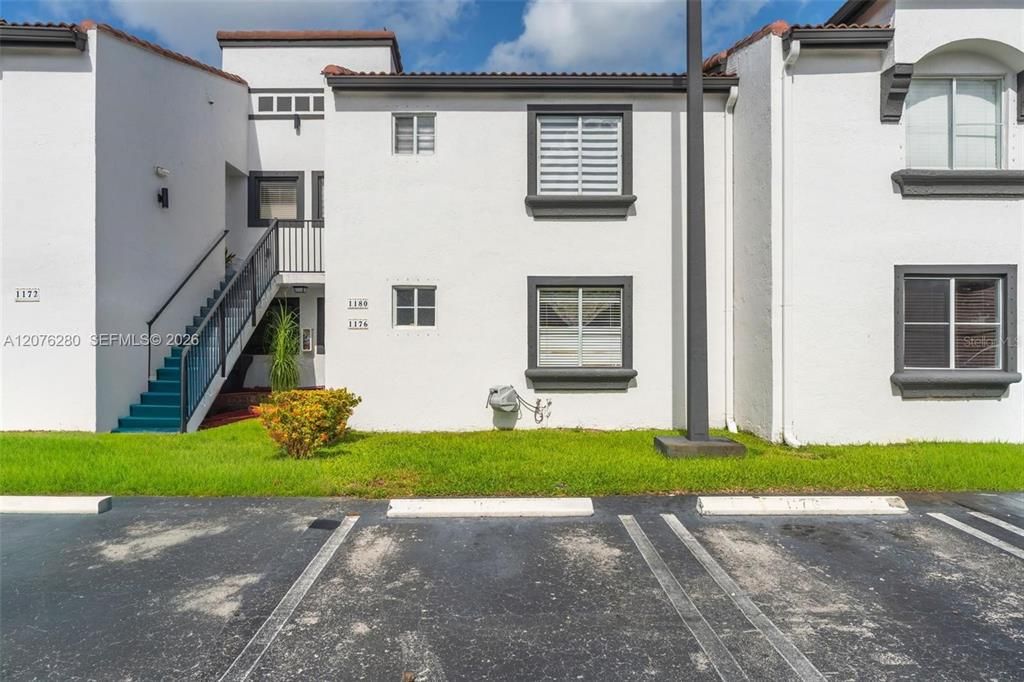 For Sale: $390,000 (2 beds, 2 baths, 970 Square Feet)
