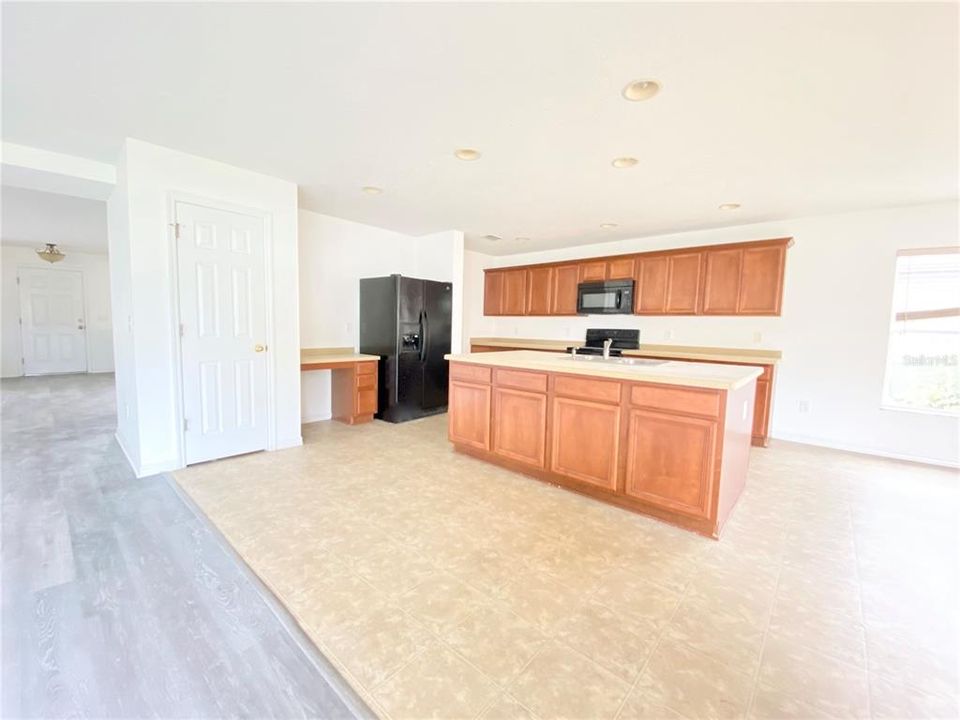 For Rent: $2,700 (3 beds, 2 baths, 2824 Square Feet)