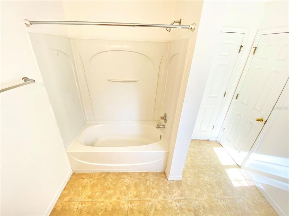For Rent: $2,700 (3 beds, 2 baths, 2824 Square Feet)