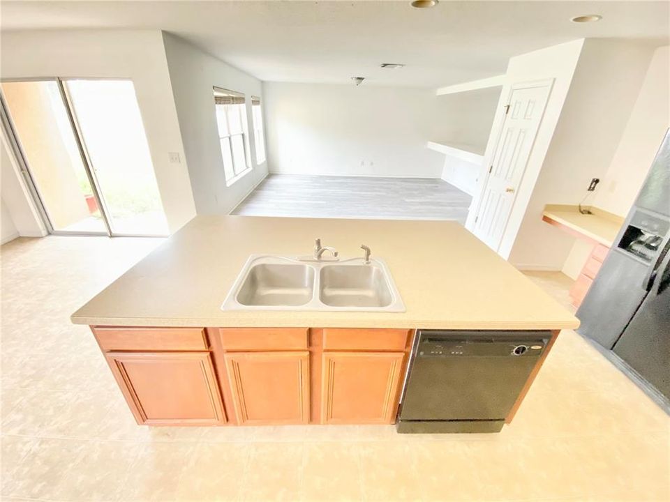 For Rent: $2,700 (3 beds, 2 baths, 2824 Square Feet)