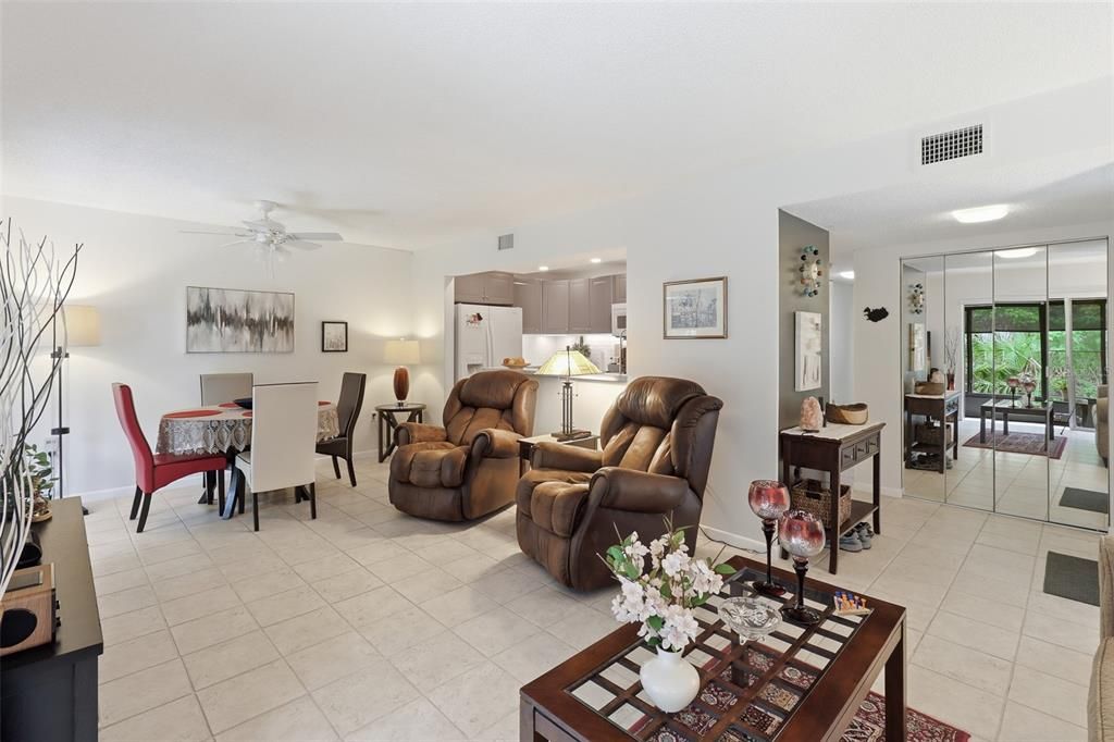 For Sale: $179,900 (2 beds, 2 baths, 897 Square Feet)