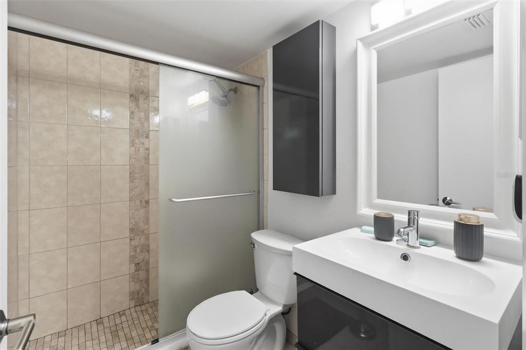 For Sale: $179,900 (2 beds, 2 baths, 897 Square Feet)
