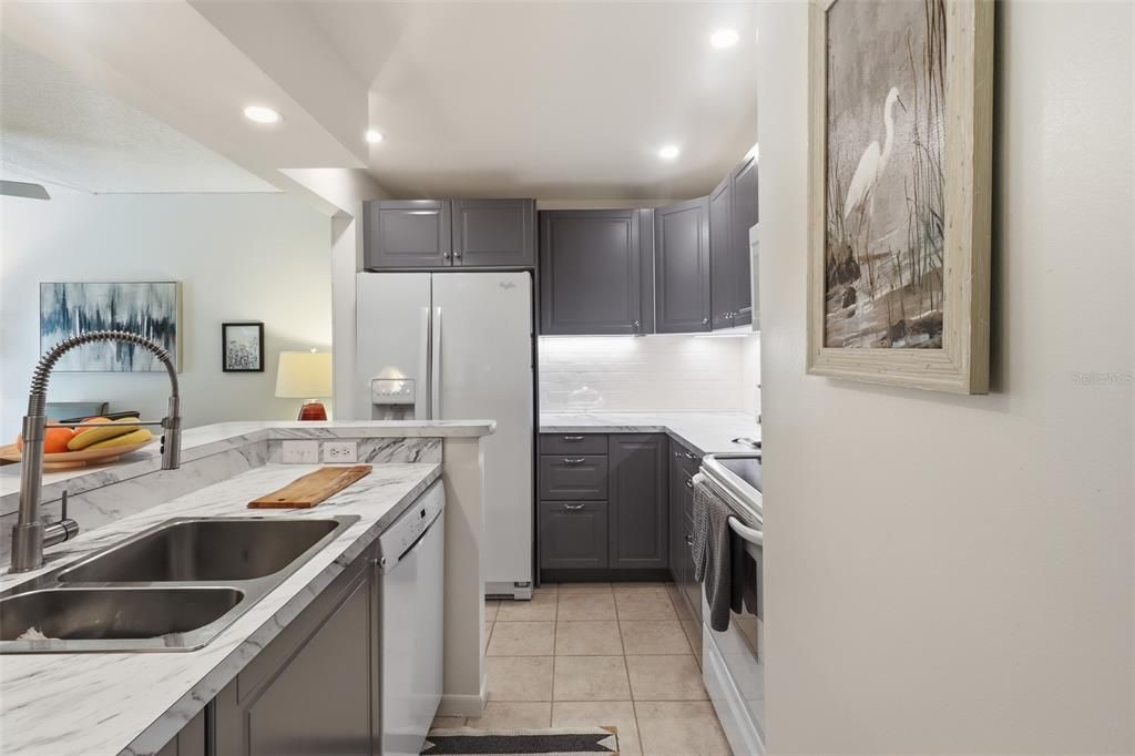 For Sale: $179,900 (2 beds, 2 baths, 897 Square Feet)
