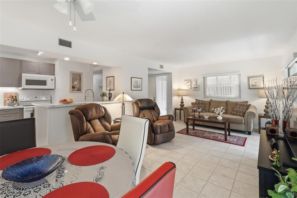 For Sale: $179,900 (2 beds, 2 baths, 897 Square Feet)