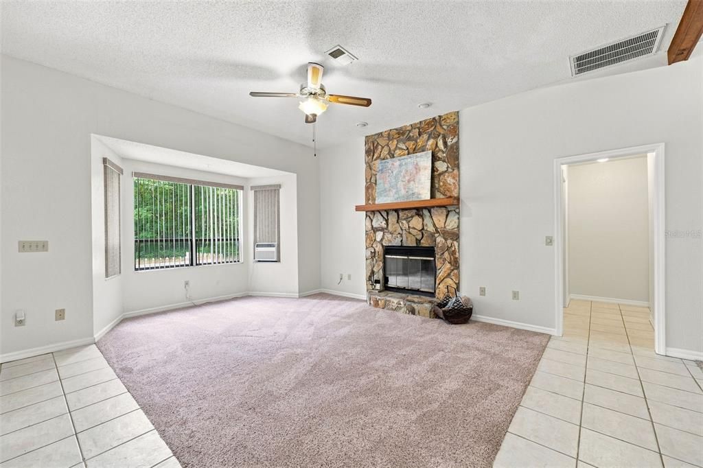 For Sale: $299,900 (1 beds, 1 baths, 930 Square Feet)