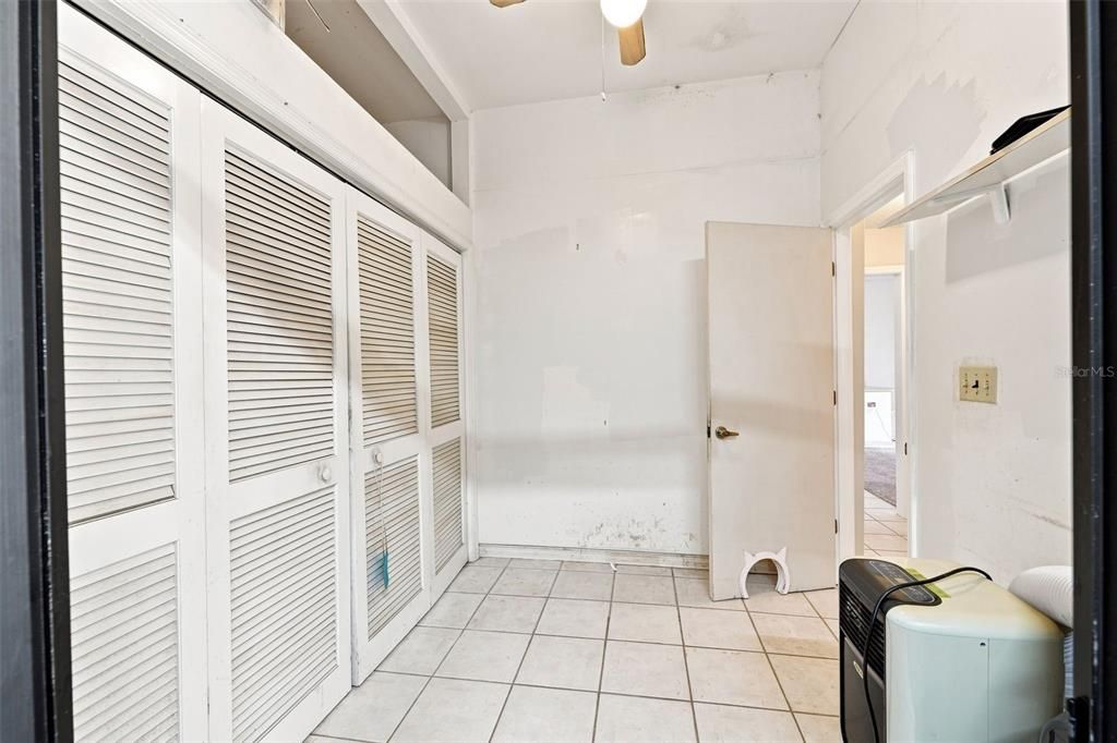 For Sale: $299,900 (1 beds, 1 baths, 930 Square Feet)