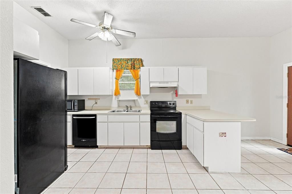 For Sale: $299,900 (1 beds, 1 baths, 930 Square Feet)