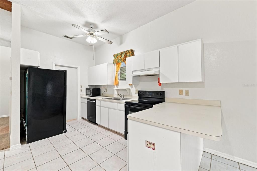 For Sale: $299,900 (1 beds, 1 baths, 930 Square Feet)