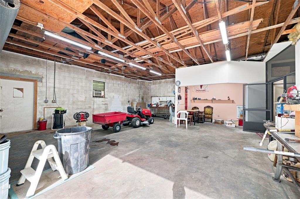 For Sale: $299,900 (1 beds, 1 baths, 930 Square Feet)