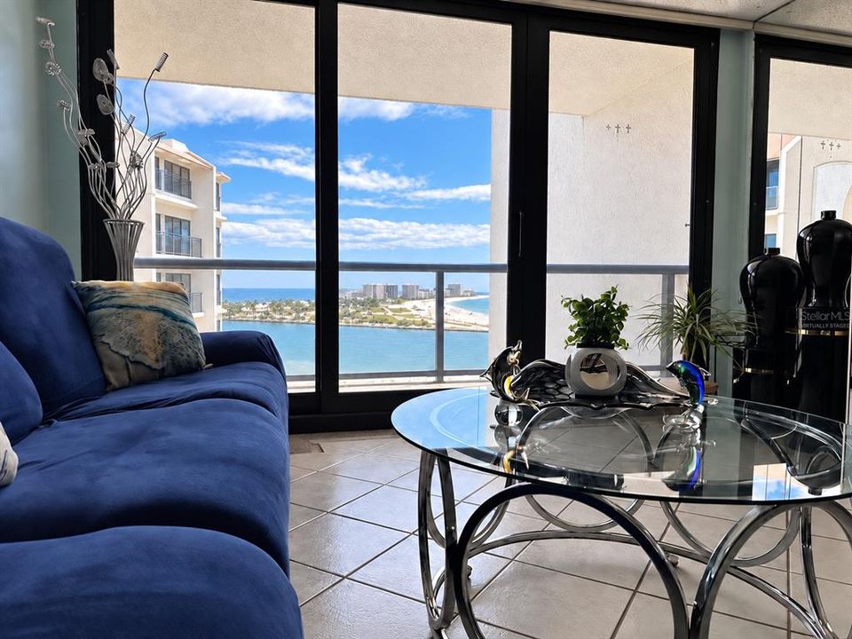 For Sale: $570,000 (2 beds, 2 baths, 1186 Square Feet)