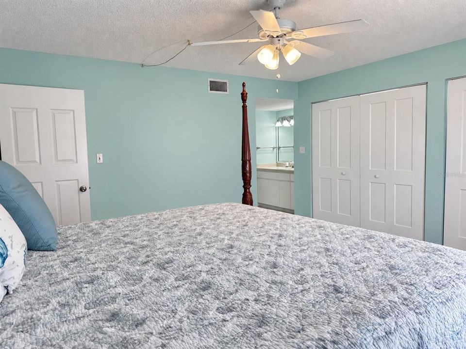 For Sale: $570,000 (2 beds, 2 baths, 1186 Square Feet)