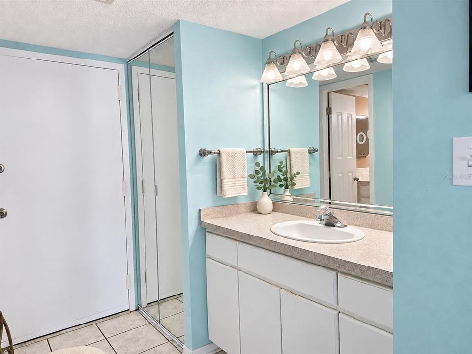 For Sale: $570,000 (2 beds, 2 baths, 1186 Square Feet)
