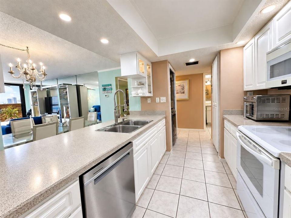 For Sale: $570,000 (2 beds, 2 baths, 1186 Square Feet)