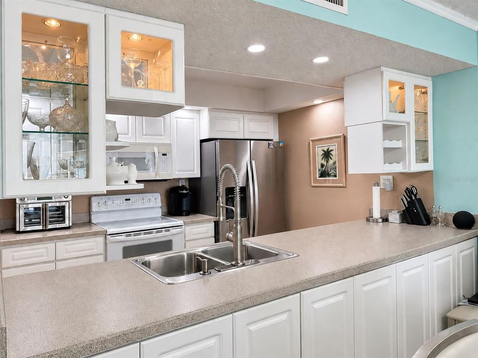 For Sale: $570,000 (2 beds, 2 baths, 1186 Square Feet)
