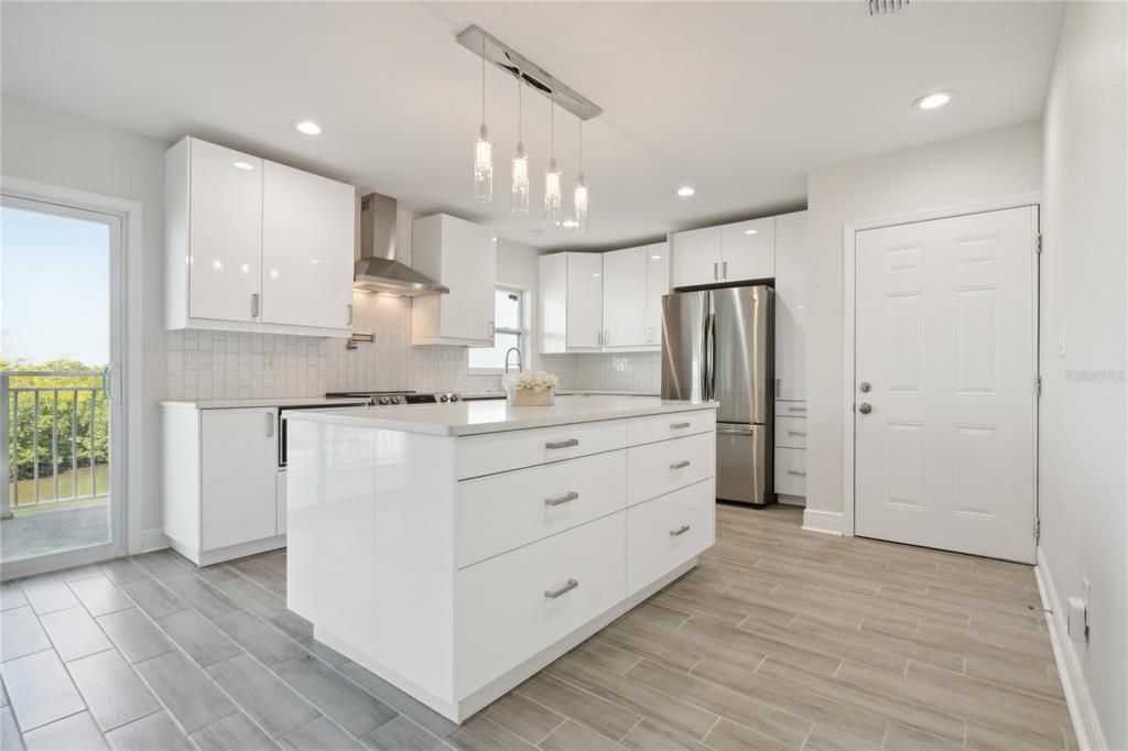 待售: $300,000 (2 贝兹, 2 浴室, 1100 平方英尺)